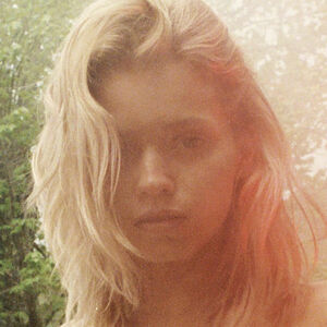 Abbey Lee Kershaw's nudes and profile