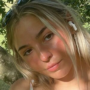 alessandra.natalia's nudes and profile