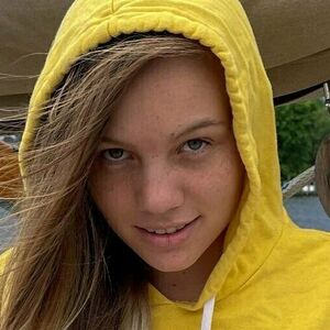 Brawniebee's nudes and profile