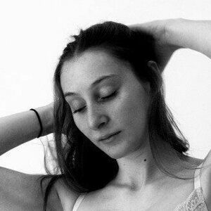 caroliinaa.f's nudes and profile
