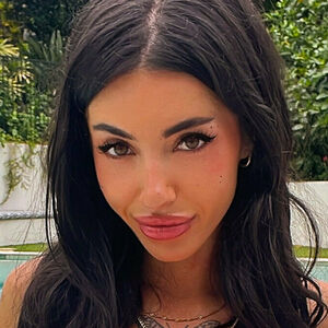 Chloe M's nudes and profile