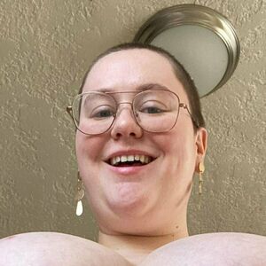 chubbyfrogprincess's nudes and profile