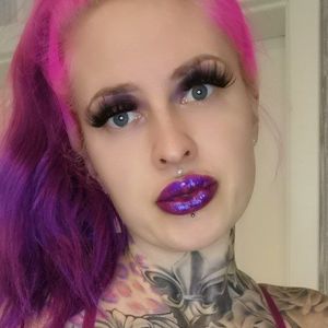 Curvyanni's nudes and profile