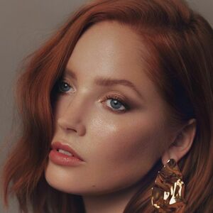 Ellie Bamber's nudes and profile