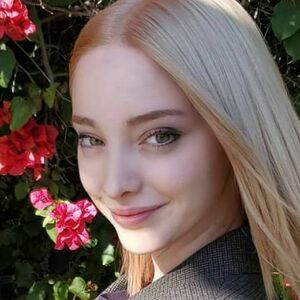 Emma Dumont's nudes and profile