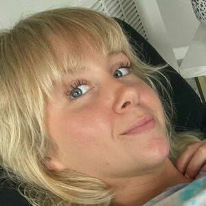 hollyhumps's nudes and profile