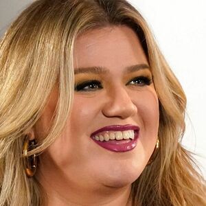 Kelly Clarkson's nudes and profile