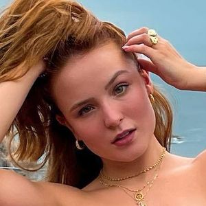 Larissa Manoela's nudes and profile
