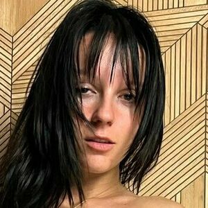 lea.renez's nudes and profile