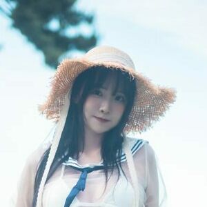 Lee Ahrin's nudes and profile
