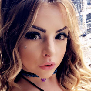 Leslie Nicole's nudes and profile