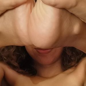Littleviee's nudes and profile