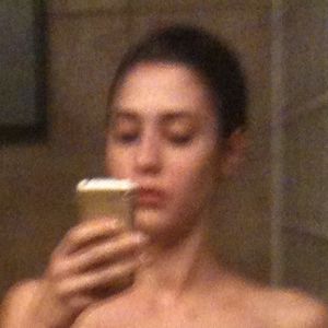 Lizzy Caplan's nudes and profile