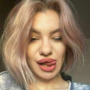 martyna2000's nudes and profile