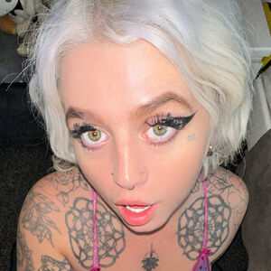 Maz Crystal's nudes and profile