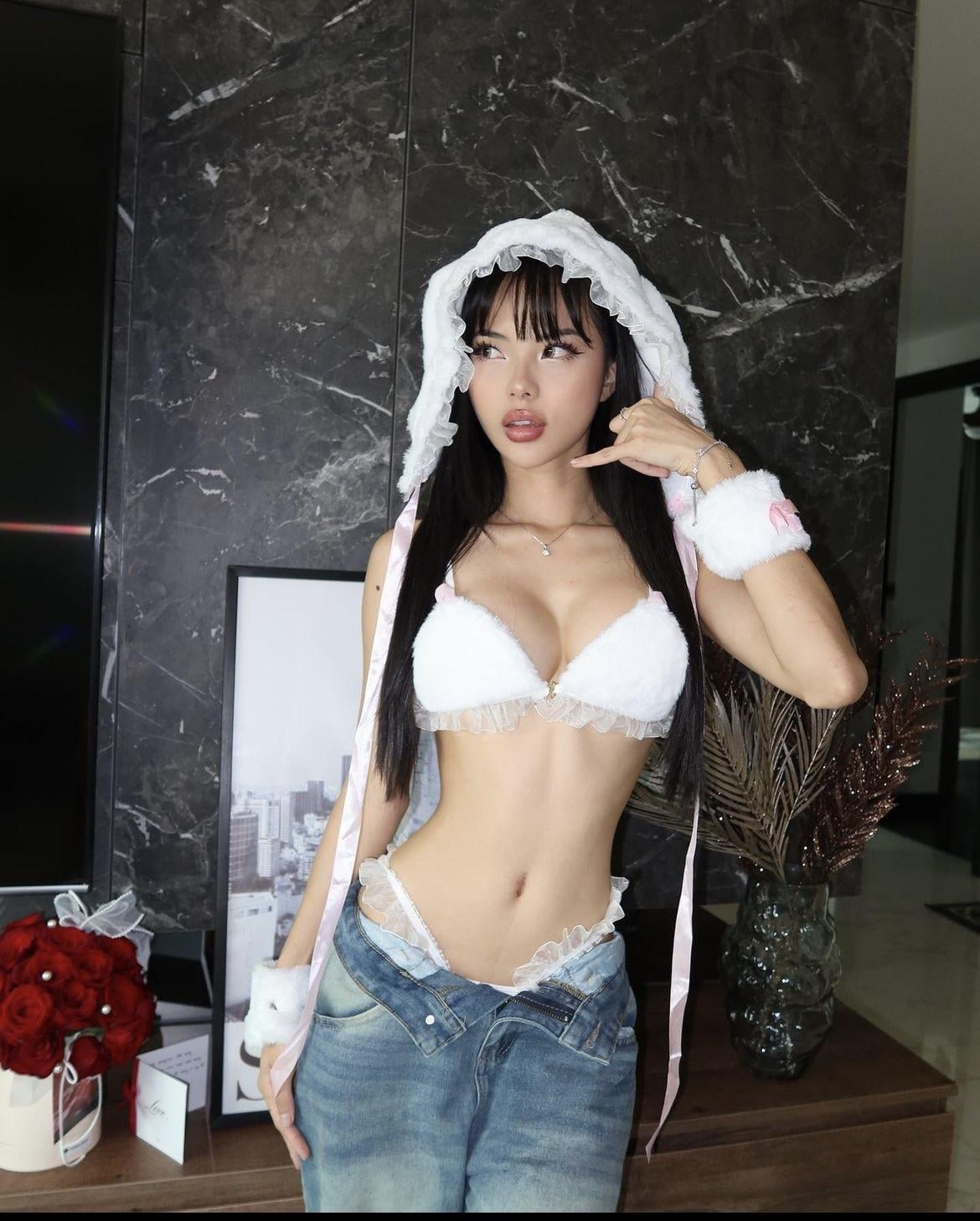 Mina Ash's nudes and profile