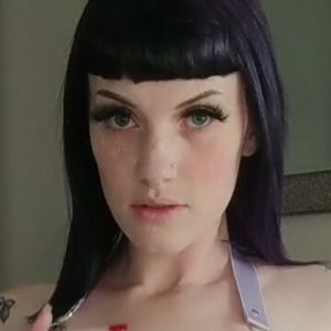 Miss Eydis's nudes and profile