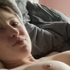 Onegirlnextdoor's nudes and profile