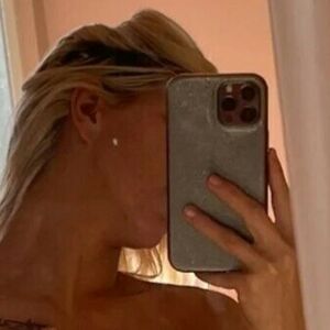 Petite Blonde's nudes and profile