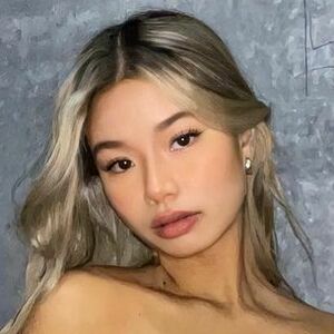 phoeyuibe's nudes and profile