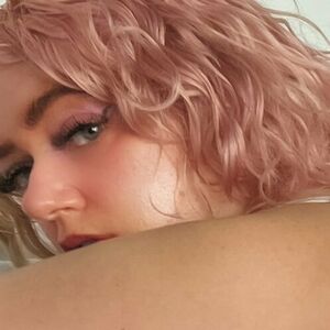 pinkfloweremoji's nudes and profile