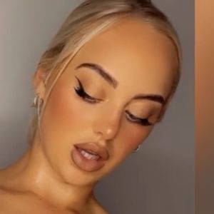 rhiannonblue's nudes and profile