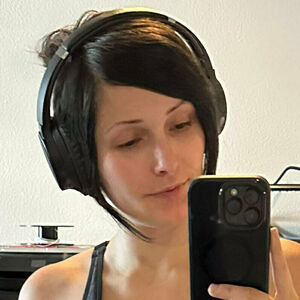 roozu's nudes and profile
