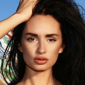 Rosie Roff's nudes and profile