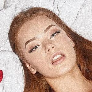 Sarah Barton's nudes and profile