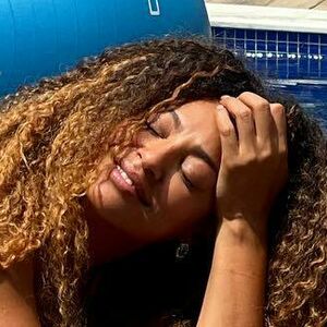 Sheron Menezes's nudes and profile