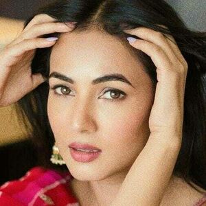 Sonal Chauhan's nudes and profile