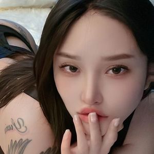 Songyuxin Hitomi's nudes and profile