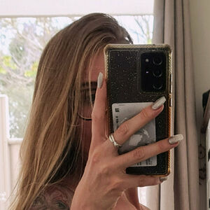 sophie.d27's nudes and profile