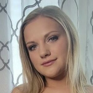 Tinyhotwife98's nudes and profile