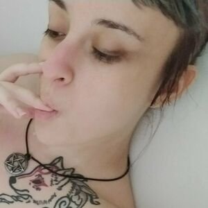 wonderlandkueen's nudes and profile