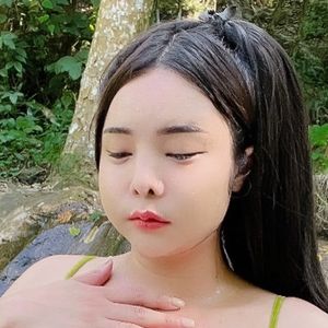 Yoshi Thunchanok's nudes and profile